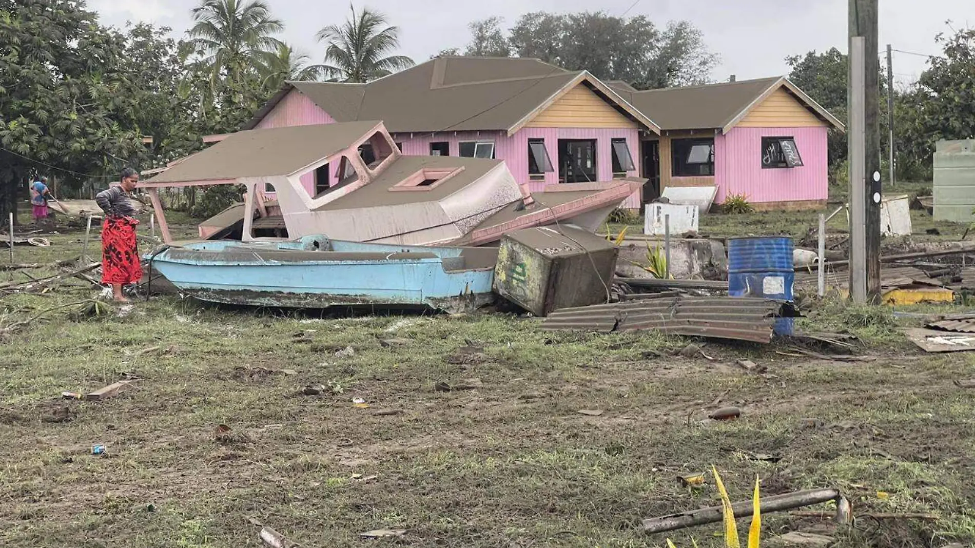 Tonga muertos por erupción de volcán y tsunami